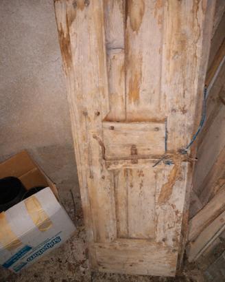 Scuri e portoncini antichi da case in sasso