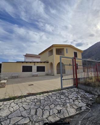 ALTAVILLA MILICIA: VILLA SU 2 LIVELLI CON AMPIO