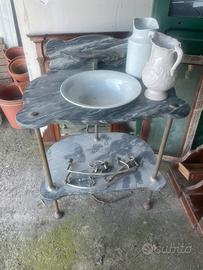 Toletta e mobiile bagno antichi