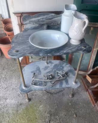 Toletta e mobiile bagno antichi