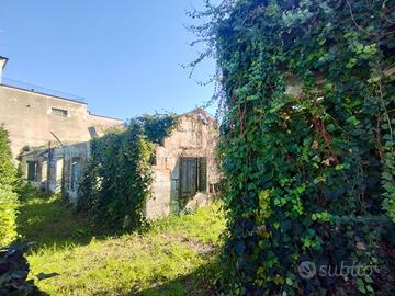 LOTTO EDIFICABILE DI 650 MQ CON EDIFICI DA DEMO...