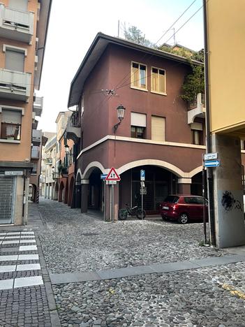Posto auto coperto con eventuale cantina in centro