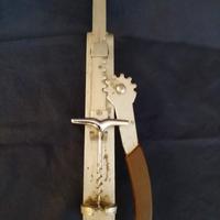 Antico cavatappi a muro