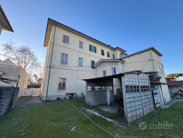 Edificio di tre piani nel suo complesso