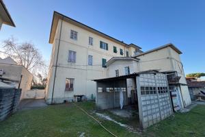 Edificio di tre piani nel suo complesso