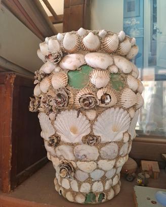 Vaso vintage con conchiglie