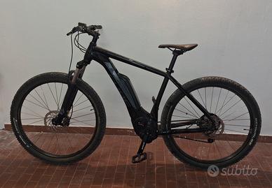 Bicicletta elettrica CUBE mountain bike