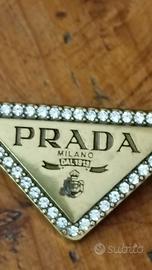 Prada spilla.