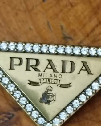 Prada spilla.