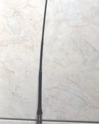 Antenna bibanda per radiotrasmittenti portatili