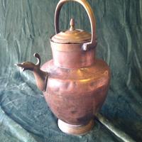 Brocca con becco in rame e ottone.