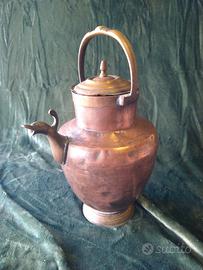 Brocca con becco in rame e ottone.