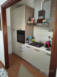 Cucina camera da letto tavolo sedie e mobile sala