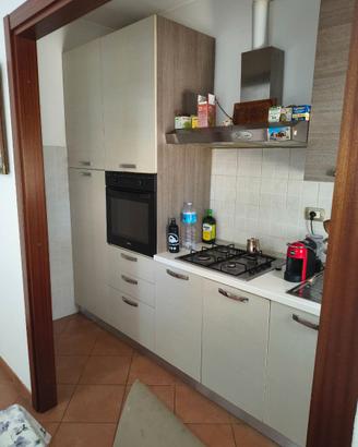 Cucina camera da letto tavolo sedie e mobile sala