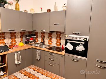 Cucina moderna divano tavolo sedie