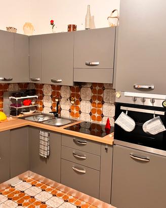 Cucina moderna divano tavolo sedie
