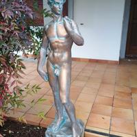 statue da giardino e vasi