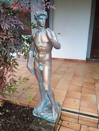 statue da giardino e vasi