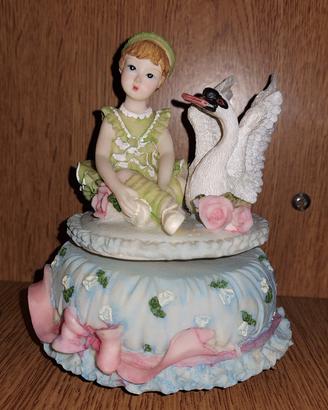 Carillon musicale con ballerina e cigno bianco