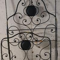 Letto in ferro battuto.