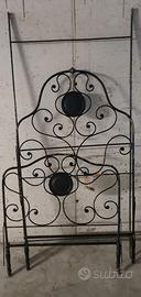 Letto in ferro battuto.