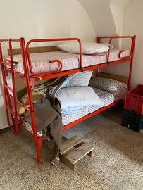 Letto a castello in metallo rosso