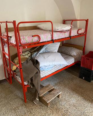 Letto a castello in metallo rosso