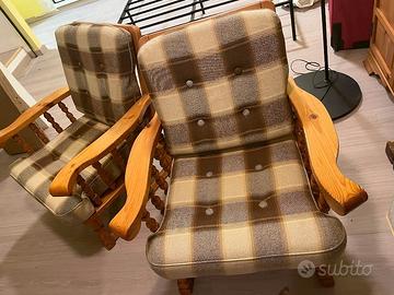 Coppia di poltrone in legno imbottite