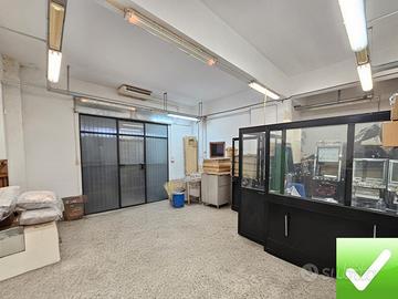 Locale C2 Ampio Con Due Vetrine Fronte Strada Sbar