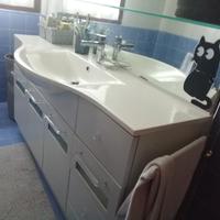 Mobile bagno moderno con lavandino in Corian