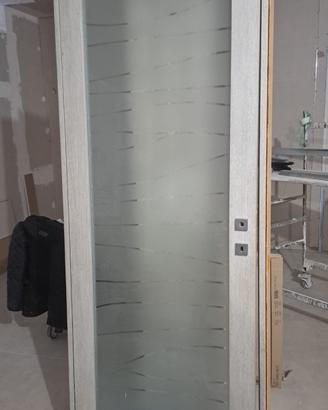 Porta con vetro decorato