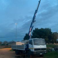 Camion con gru Mercedes