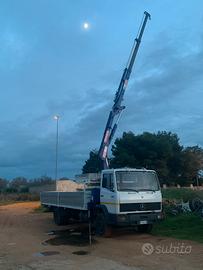 Camion con gru Mercedes
