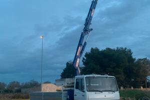 Camion con gru Mercedes