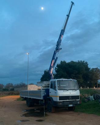 Camion con gru Mercedes