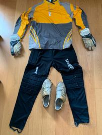 Scarpe, maglia, pantaloni portiere calcio