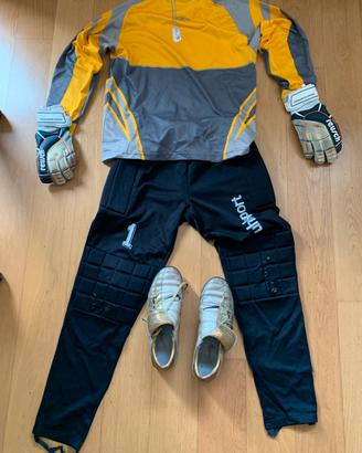 Scarpe, maglia, pantaloni portiere calcio