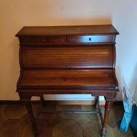Elegante Scrittoio a Rullo in Piuma di Noce 