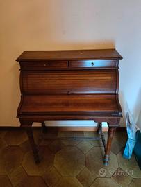 Elegante Scrittoio a Rullo in Piuma di Noce 