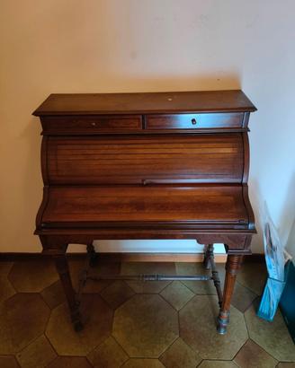 Elegante Scrittoio a Rullo in Piuma di Noce 