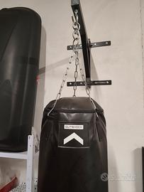 sacco da boxe con staffa 