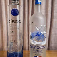 bottiglie vuote vodka premium Ciroc e Grey Goose