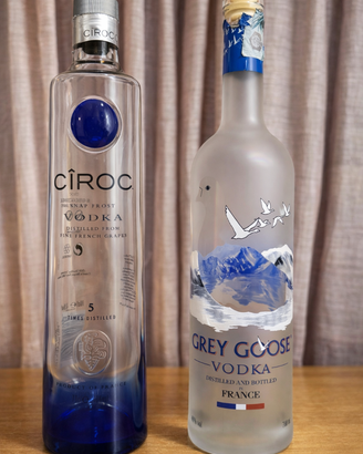 bottiglie vuote vodka premium Ciroc e Grey Goose