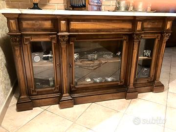 Antico mobile espositivo da farmacia