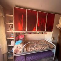 Cameretta e scrivania ad angolo