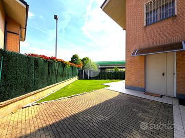 VILLA A SCHIERA D'ANGOLO A NICHELINO