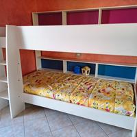 Letto a castello con libreria