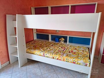 Letto a castello con libreria