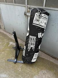 Sacco da boxe più staffa