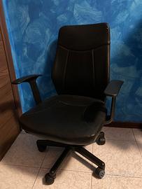 Sedia nera a rotelle per ufficio e per scrivania